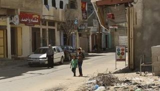 فلسطينيون في أحد شوارع بلدة بيت حانون في قطاع غزة