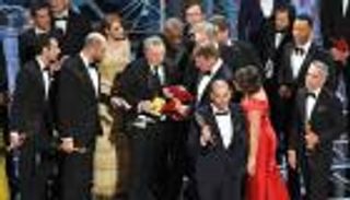 محاسب يغرد على "تويتر" سبب سقطة حفل الأوسكار