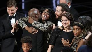 طاقم عمل فيلم (مونلايت) الفائز بجائزة أوسكار أفضل فيلم في هوليوود