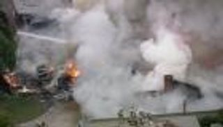 بالصور.. مقتل 4 أشخاص في تصادم طائرة بـ3 منازل بكاليفورنيا