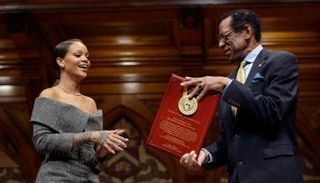 ريهانا تتسلم جائزة جامعة هارفارد للعمل الإنساني