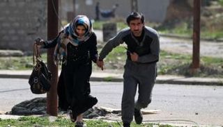 عراقيون خلال نزوحهم من غرب الموصل (الفرنسية)