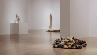 أعمال تركيبية للفنانين حسن شريف وجوس كليفرس