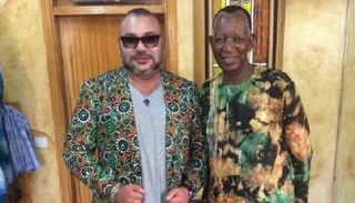 الملك محمد السادس مع المصمم الأفريقي