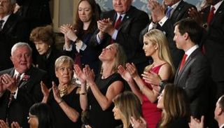 90 ثانية تصفيق وحجاب بعلم أمريكا في خطاب ترامب