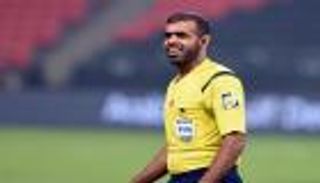 طاقم تحكيم إماراتي يدير مواجهة كورية يابانية