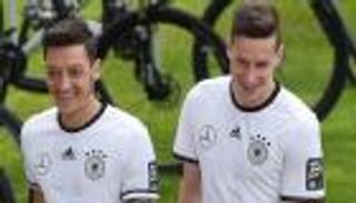 بيرهوف: أرسنال تخلى عن أوزيل .. وباريس ساعد دراكسلر