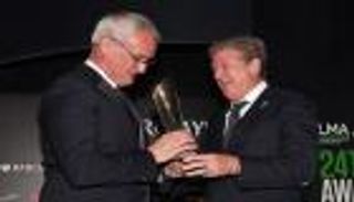 ليستر سيتي يفاوض مدرب منتخب إنجلترا السابق 