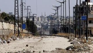 مدخل لحي الوعر في حمص (رويترز)