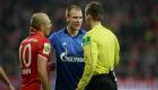 مدافع شالكه يشكر روبين بعد طرده أمام بايرن