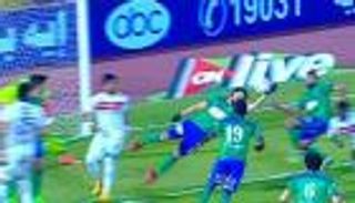 لاعب مصري يتقمص دور الحارس في غفلة من الحكم