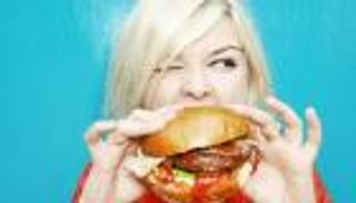"البرجر" في المراهقة يزيد فرص الإصابة بسرطان الثدي