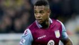 "نطحة" حكم تكلف لاعب أستون فيلا 6 مباريات