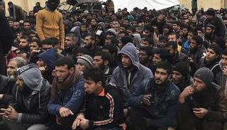 نازحون من مناطق المعارك بالموصل يخضعون للتحقيق