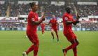 بالفيديو.. ماني وفيرمينو يتبادلان الهدايا على حساب أرسنال