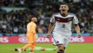 أوزيل يكشف معاناته في تحديد "قميصه الدولي"