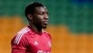 بالفيديو.. مهارة حارس أياكس الزائدة تورط فريقه