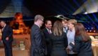 بالصور.. الأهرامات تحتضن 3 مشاهير خلال 13 يوما