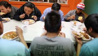 تناول الطعام مع العائلة أو الأصدقاء يفيد صحتك