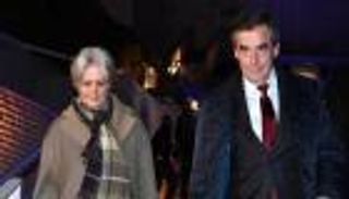 استطلاع رأي يطالب فيون بـ"الانسحاب".. وزوجته تنصحه بالبقاء