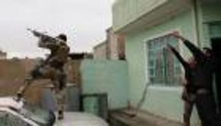 القوات العراقية تقترب من المباني الحكومية بالموصل