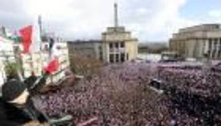 بالصور.. فيون يرد على طلب انسحابه بآلاف من أنصاره