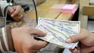 مصري يُبدل دولارات أمريكية بجنيهات مصرية..رويترز