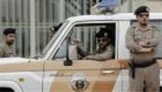 ضبط 6 تورطوا بسرقة المحلات والمارة في الرياض