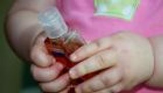 سوائل تعقيم اليدين.. قد تمثل خطرا على صحة طفلك