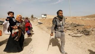 بساق واحدة يحاول النجاة من داعش