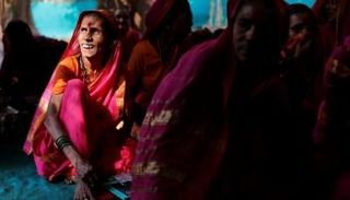 سيدات يحضرن حصصا لمحو الأمية في قرية فانجين بالهند