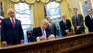 دونالد ترامب يوقع المرسوم السابق - أرشيفية