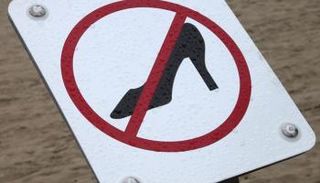 الكعب العالي يثير أزمة في بريطانيا