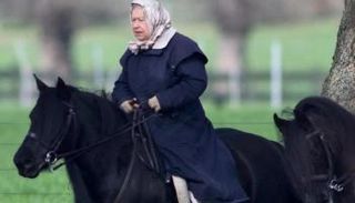 الملكة إليزابيث تمارس هوليتها المفضلة