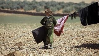 طفلة سورية نازحة من منبج