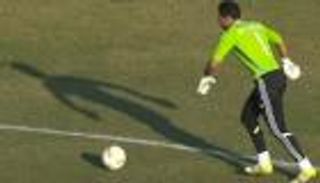 بالفيديو.. خطأ كوميدي لحارس مصري يكلف فريقه هدفا