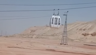 عربة التلفريك الأولى بعد تركيبها