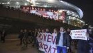 صور.. جماهير أرسنال تتظاهر لرحيل فينجر