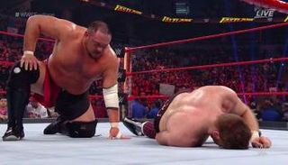 سامي زين فاقدا الوعي على الحلبة