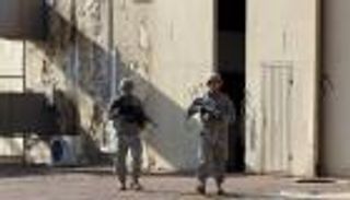 المارينز الأمريكي ينشر بطارية مدفعية قرب "الرقة" السورية