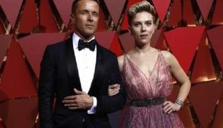 الممثلة الأمريكية سكارليت جوهانسون وزوجها رومان دورياك في حفل الأوسكار