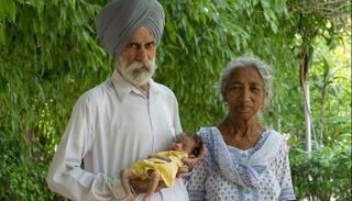 الزوجان وطفلهما 