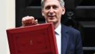 سر الحقيبة الحمراء التي يحملها كل وزراء مالية بريطانيا