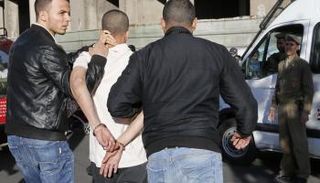 عناصر في الشرطة المغربية تعتقل شخصاً (أرشيفية)