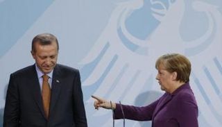 أردوغان وميركل في لقاء سابق (أرشيفية)