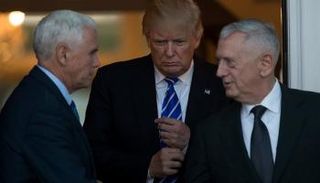 ترامب مع نائبه مايك بنس ووزير دفاعه الجنرال ماتيس