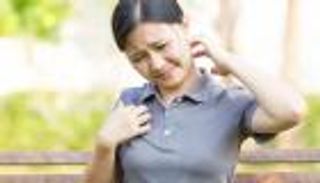 علماء يكتشفون سر عدوى الرغبة في "الهرش" والتثاؤب