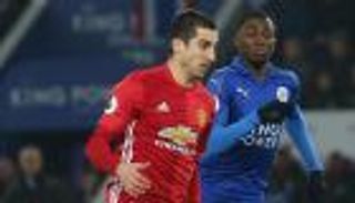 هوملز يداعب مختاريان بسبب هدف الشهر