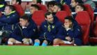 نجم أرسنال السابق يطالب بإيقاف سانشيز وتشيك