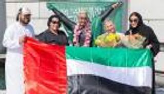 السعودية مريم صالح أول سباحة تعبر خور دبي وقناة دبي المائية 